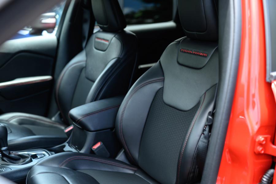Интерьер Jeep Cherokee Trailhawk (KL) 2019 года  (JP) (фото 4 из 6)